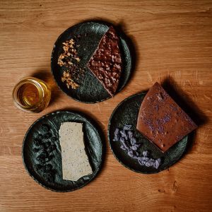 Crunchy dark chocolate with apples 1